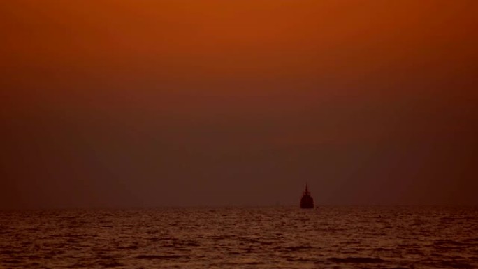 海滩上的日落和黑暗美丽的阳光。人类在海滩上慢跑锻炼的阴影泰国南部攀牙府的Taku a Pa区和安达曼