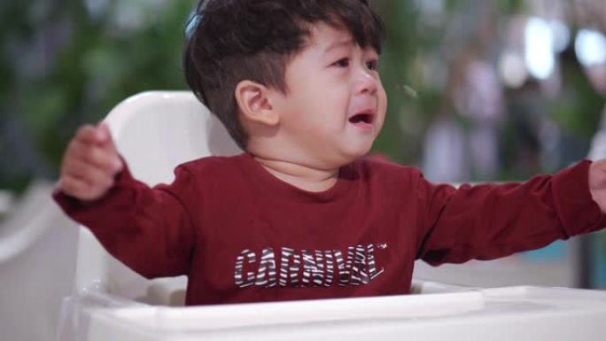 亚洲婴儿哭他好饿小孩哭泣求妈妈抱抱婴儿车