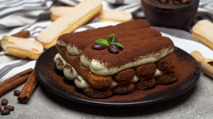 混凝土背景陶瓷板上的经典提拉米苏甜点和瓢虫饼干