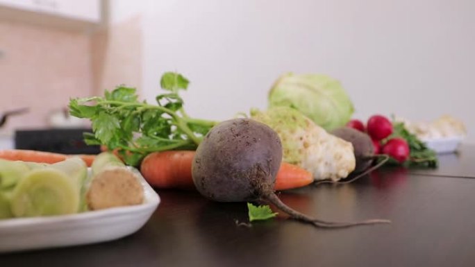 餐桌上的新鲜蔬菜沙拉特写展示