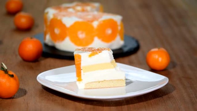 吃一杯橘子泡沫蛋糕.