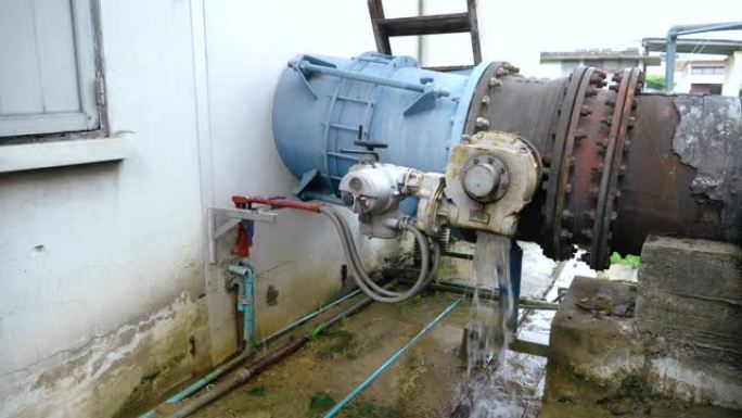 污水处理厂废水的阀门和管道连接处漏水。