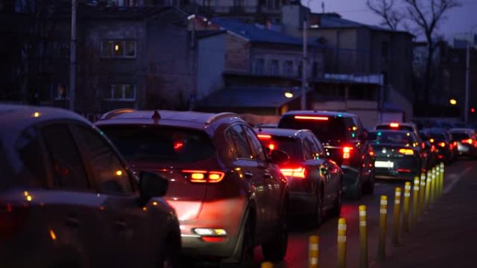 汽车交通的社论镜头，汽车在高峰时间停在红灯下在罗马尼亚布加勒斯特市中心，2020