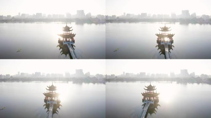 台湾高雄日出时鸟瞰荷塘和春秋塔。亚洲。