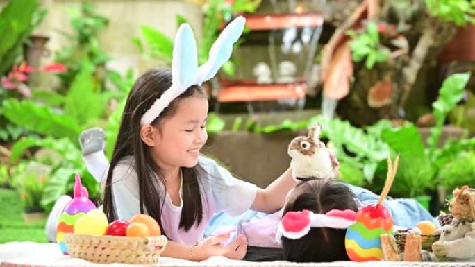 复活节快乐。带彩色鸡蛋玩具的孩子。在家里和家人一起4月庆祝快乐和有趣
