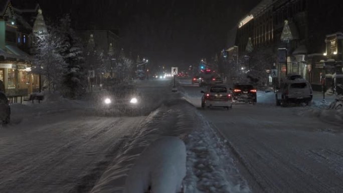 雪落在圣诞灯上冬天雪景冰路面下雪的夜景