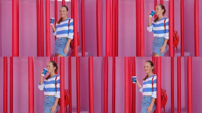微笑的女商人肖像使用智能手机ar蓝色背景。