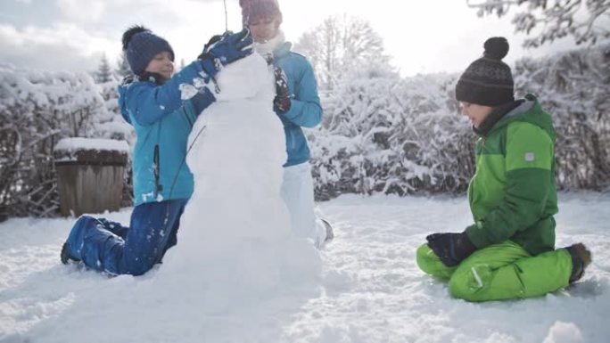 孩子们在冬天堆雪人