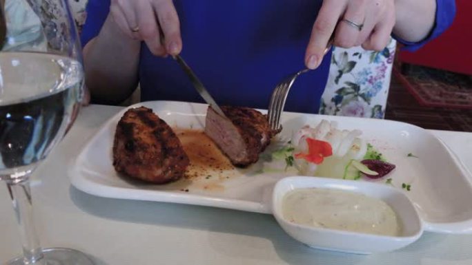 在餐馆里用调味料在盘子上现做的牛排