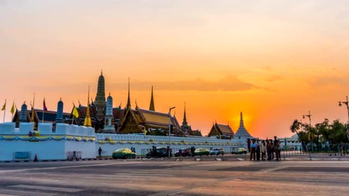 泰国曼谷的佛寺 (Wat Phra Kaew temple) 或翡翠佛寺的日夜日落时间。是一个重要而