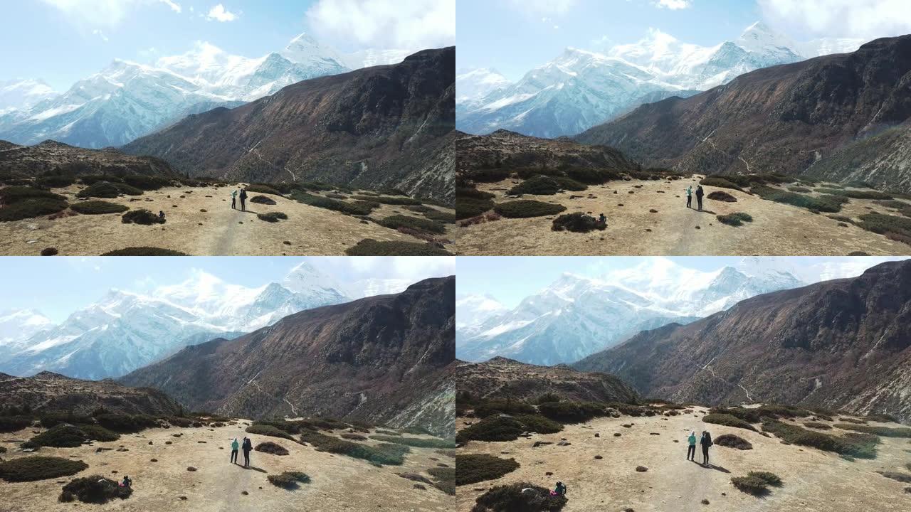 一对夫妇在尼泊尔喜马拉雅山的安纳普尔纳马戏团徒步旅行的马南山谷徒步旅行，可以看到安纳普尔纳链和甘加普