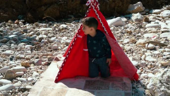 秘密天堂泳池海滩上的儿童露营-土耳其黑海海岸无人机拍摄