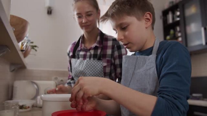 儿童制作酵母蛋糕姐姐教学做菜
