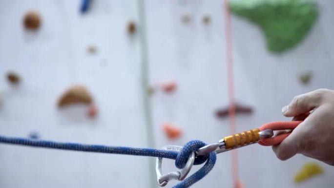 登山者设置绳，带karabiner的护线绳，用于在人造墙上进行室内攀爬