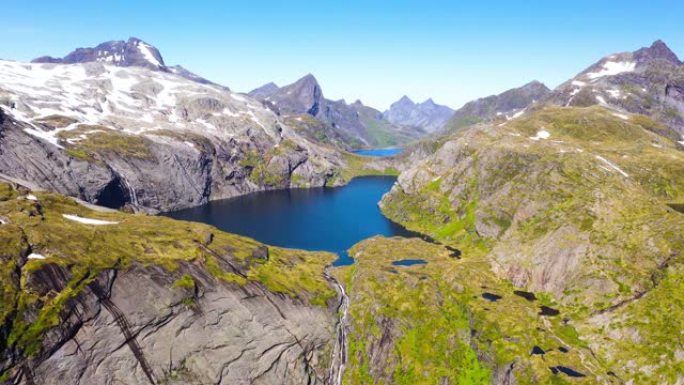 鸟瞰图。飞越索尔瓦根村斯图瓦达斯瓦特内特湖。在蒙克布徒步旅行。挪威罗弗滕群岛。