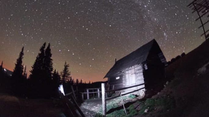 冬天晚上星空下牧羊人的房子的奇妙景观的时间流逝。