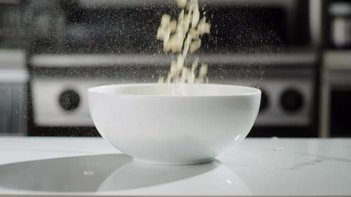 燕麦以慢动作倒入白色碗中