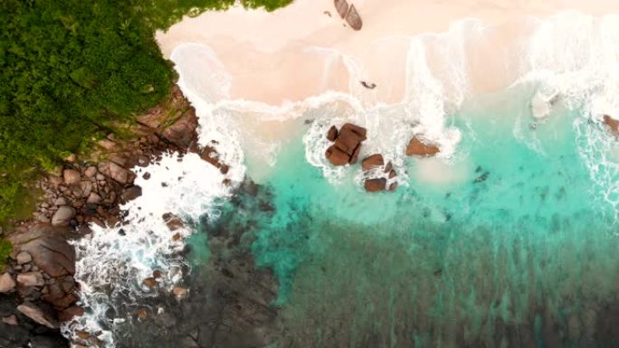 塞舌尔上绿松石水完美海滩的无人驾驶飞机