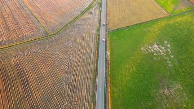 西班牙赫罗纳，农村公路穿越农田的鸟瞰图。