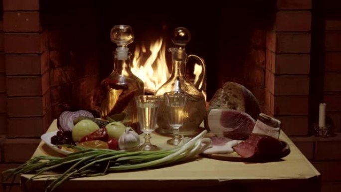 传统自制Russion草药注入伏特加，配有冷小吃和firplace背景