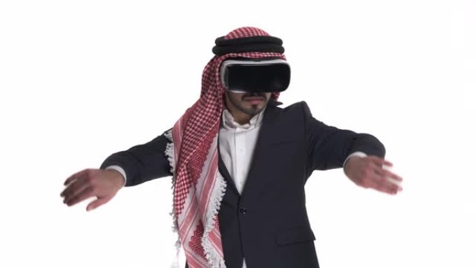 阿拉伯年轻人戴着虚拟现实眼镜模仿游泳，向右看。3D小工具，高保真技术概念。孤立，在白色背景上