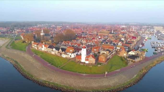 前荷兰urk Flevoland岛上Ijsselmeer湖岩石海滩上的Urk灯塔，鸟瞰荷兰老村庄Ur