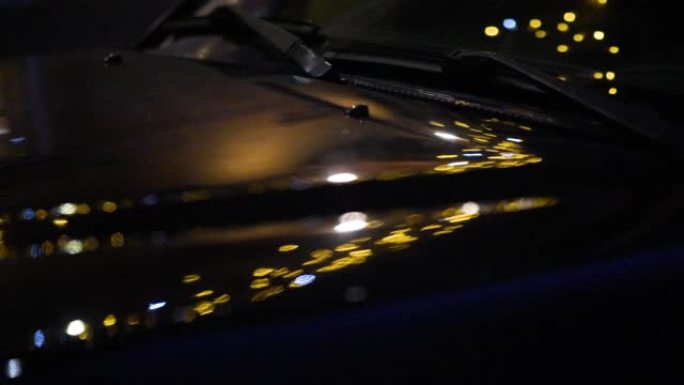 对SUV的反思灯光夜晚雨刷