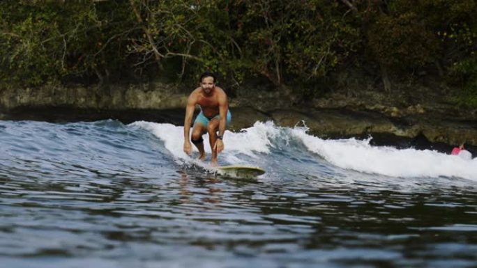 爪哇印度尼西亚的帅哥冲浪绿波的特写慢动作镜头