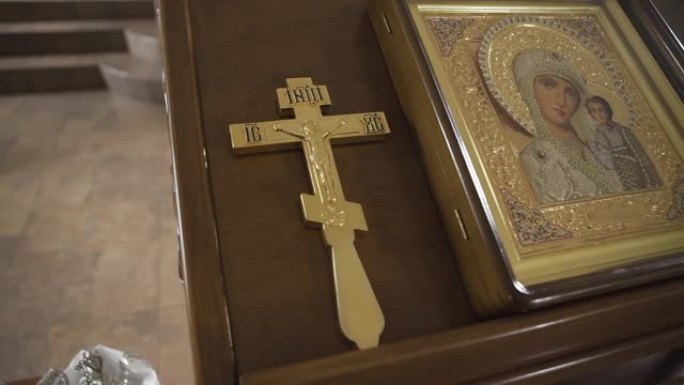 东正教的金十字架和圣像