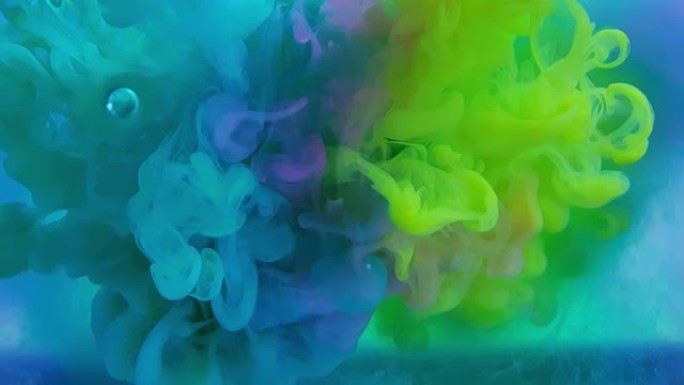 丙烯酸油墨在水中的美丽混合物。彩虹色的墨水流在混合时形成抽象的云。白色背景上的丙烯酸云。慢动作