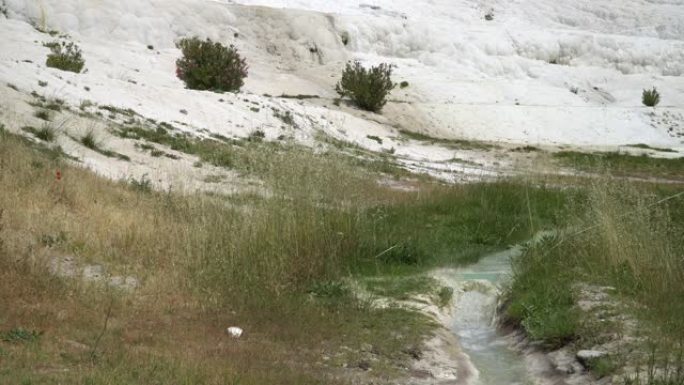 水沿着4K土耳其棉花堡美丽的山坡流走。