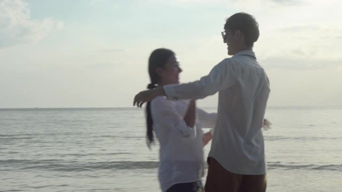 快乐的亚洲夫妇在夏天一起在海滩上牵着浪漫的拥抱奔跑，男人和女人在度假中漫步和约会，度蜜月，度假和旅行