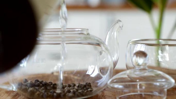 在透明玻璃茶壶中冲泡绿茶的方法