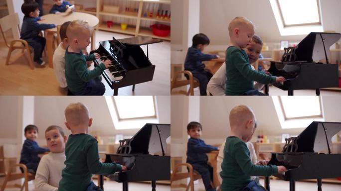 学龄前男孩一起在学龄前教室里弹钢琴