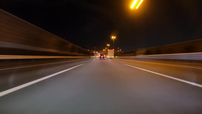 夜间在高速公路上行驶/后视