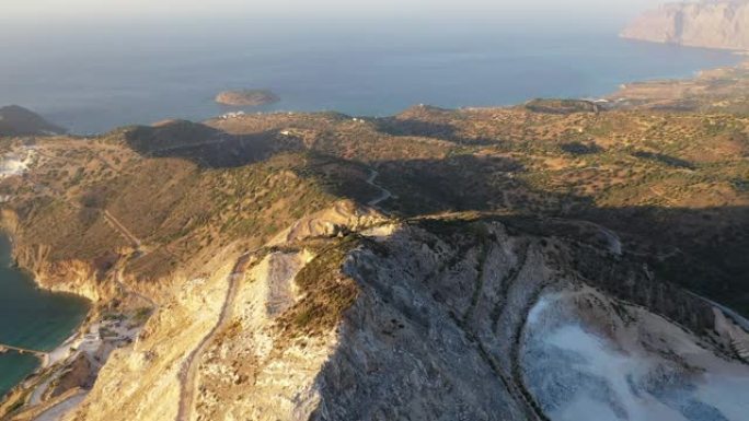 希腊克里特岛海岸的石膏采石场的鸟瞰图
