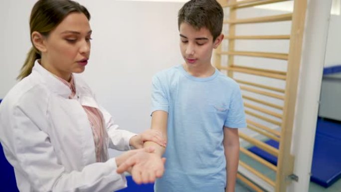 年轻的医生仔细检查了病人的手臂