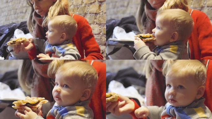 男婴从母亲的手中吃饼干