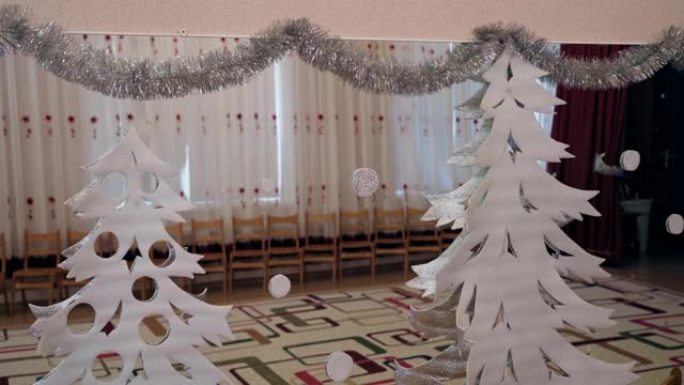 幼儿园礼堂玻璃上的白色圣诞树