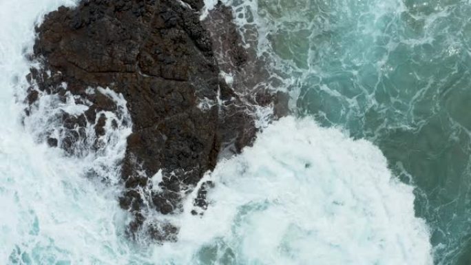 考艾岛Lumahai海滩上海浪撞击岩石的垂直俯视图