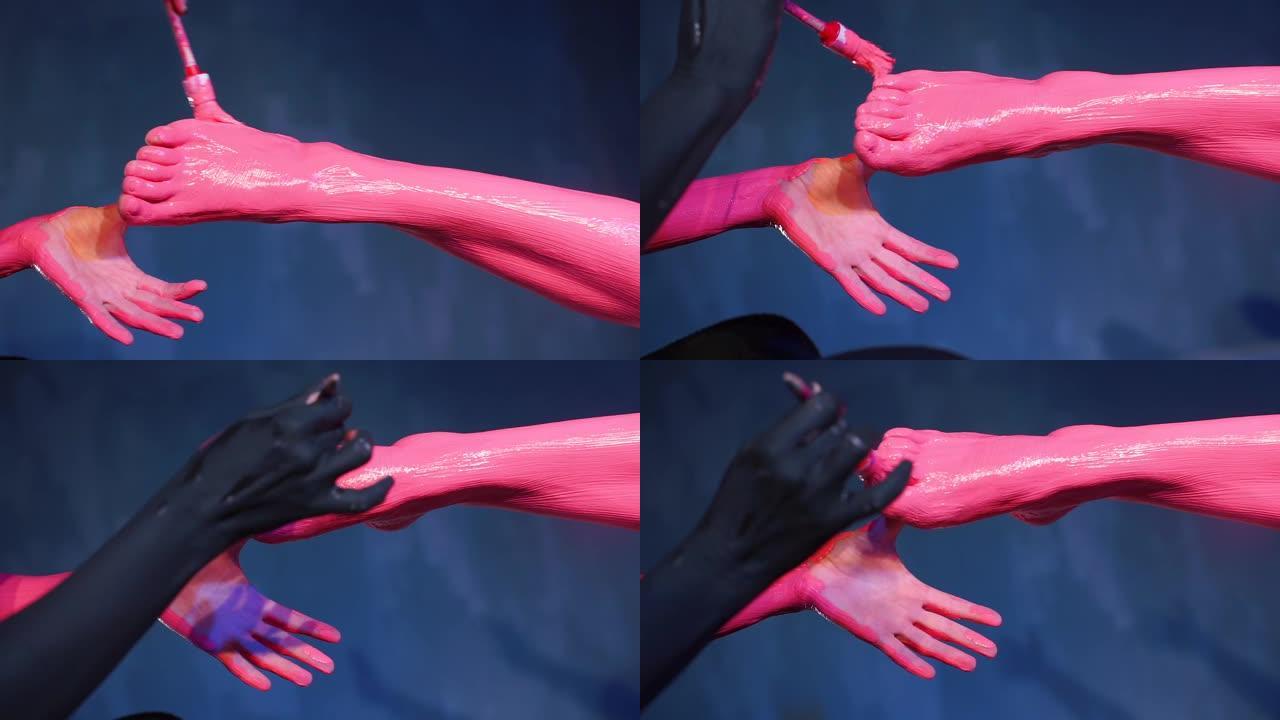 特写，艺术家用粉红色油漆画模型腿。
