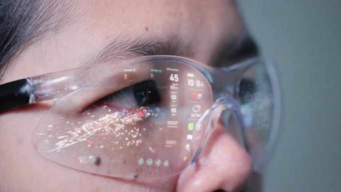 特写镜头女性佩戴智能眼镜，带数字虚拟技术用户界面，全球定位系统导航器路线航点分析，选择聚焦浅景深