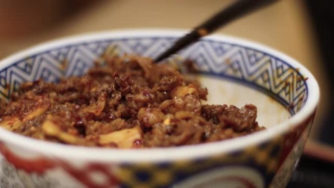 关闭日式牛肉饭碗，gyuden日本餐厅，快餐，人们的生活方式，蛋白质来源，勺子和筷子，食品和饮料，家