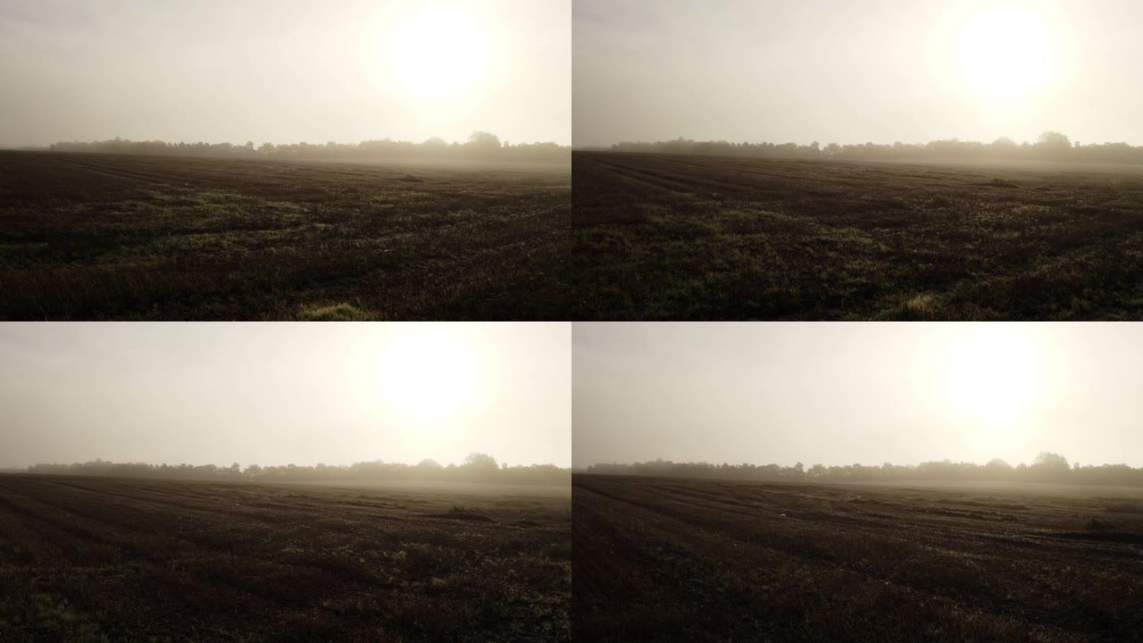 无人机在雾蒙蒙的高沼地和田野上的视野