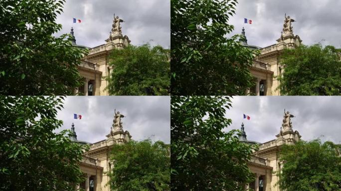 大皇宫大楼上的法国国旗。巴黎著名的旅游地标。