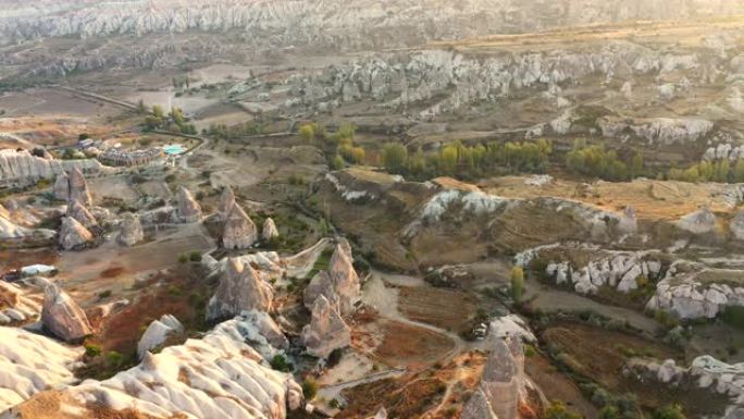 鸟瞰图飞越土耳其卡帕多西亚戈雷姆的景观石屋