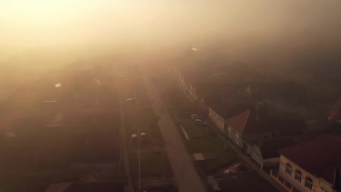 在魔术黄金时段的灯光下拍摄的4k无人机镜头，显示了特兰西瓦尼亚村的街头生活