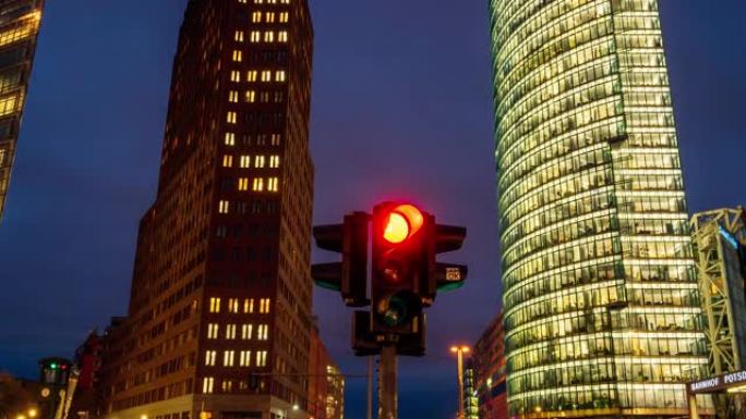 缩小带红绿灯的波茨坦广场的延时图，德国柏林