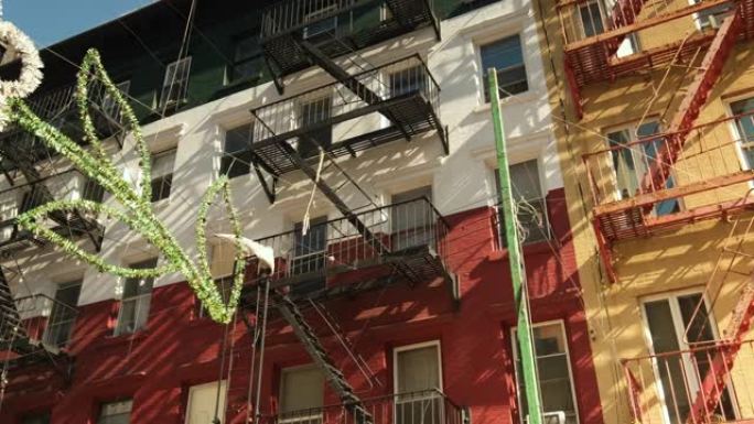 像意大利国旗一样画的餐馆和企业的街景在小意大利曼哈顿美国纽约市