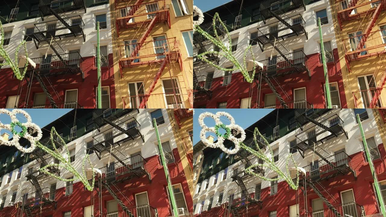 像意大利国旗一样画的餐馆和企业的街景在小意大利曼哈顿美国纽约市
